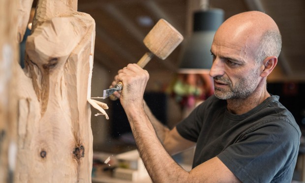 Werkstattmeister arbeitet in Holzwerkstatt