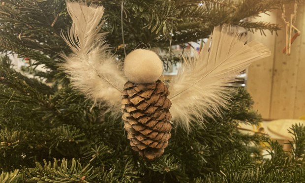 Tannenzapfen auf Weihnachtsbaum