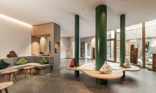 Ein Entspannungsbereich mit großen Fenstern und modernen Liegen.