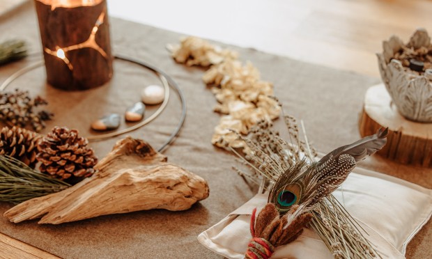 Verschiedene Utensilien für eine Räuchermeditation