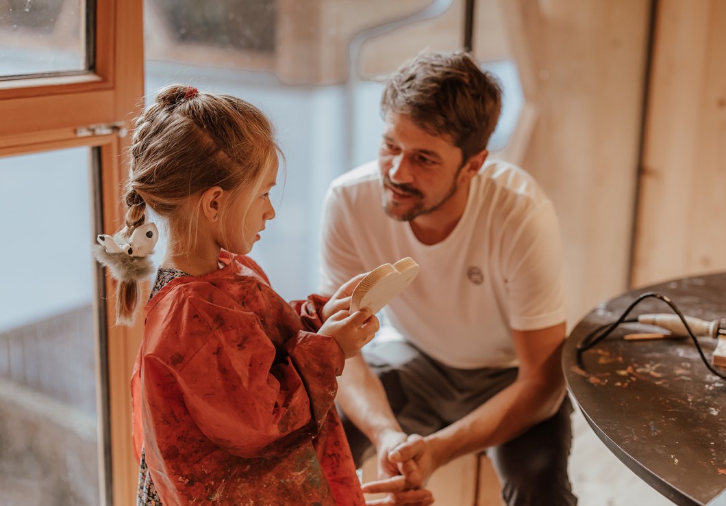 Vater und Tochter in Holzwerkstatt