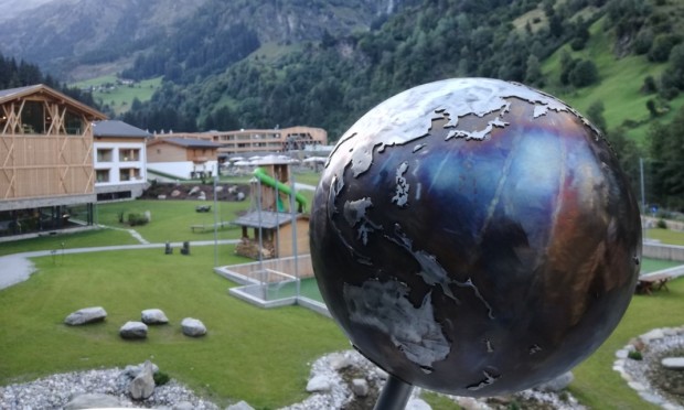 Weltkugel aus Metall auf Feuerstein Berg