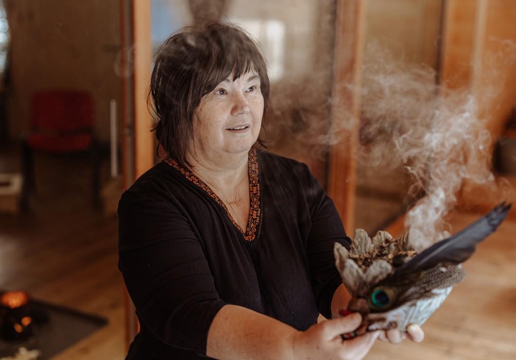 Räuchermeditation durch eine Mitarbeiterin