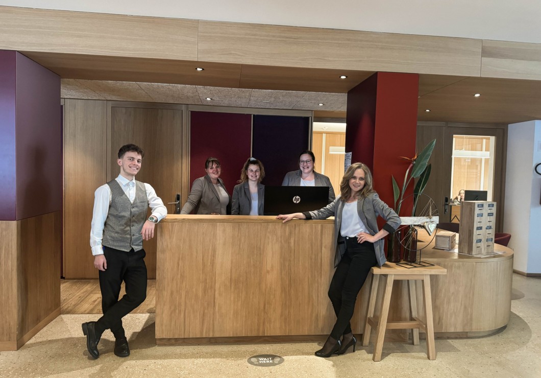 Rezeptionsteam an der Rezeption