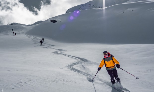 Skifahrer außerhalb der Skipiste