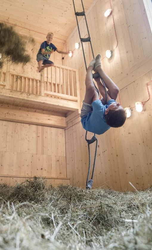 Kinder in der Spielescheune im Familienhotel Feuerstein in Südtriol