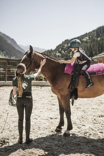 Lezioni di equitazione al maneggio del Family Hotel Feuerstein in Alto Adige