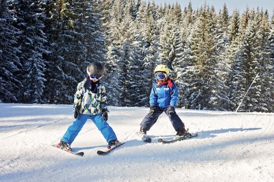 Kinder beim Skifahren im Skigebiet Ladurns in der Nähe des Familienhotel Feuerstein in Südtirol