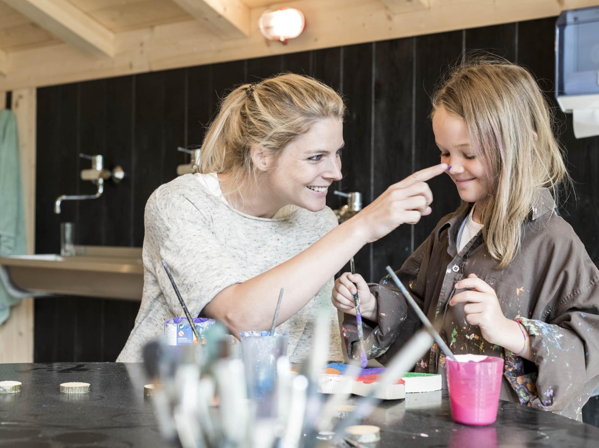 Tempo genitori-bambini nel laboratorio del legno nel Family Hotel Feuerstein in Alto Adige