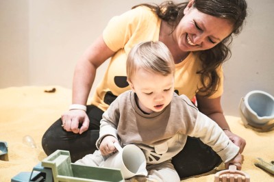 Erzieherin spielt mit kleinem Kind