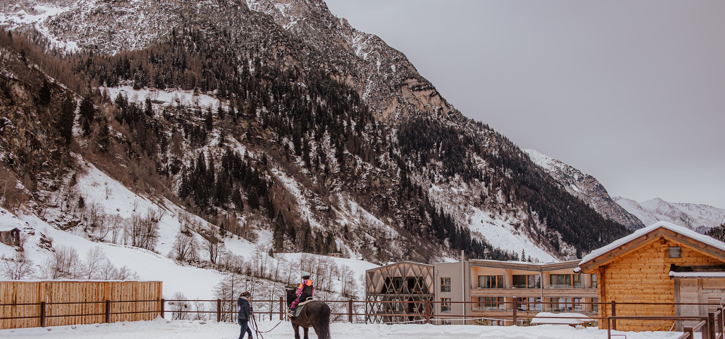 Reitlehrerin mit Pferd und kleinem Kind