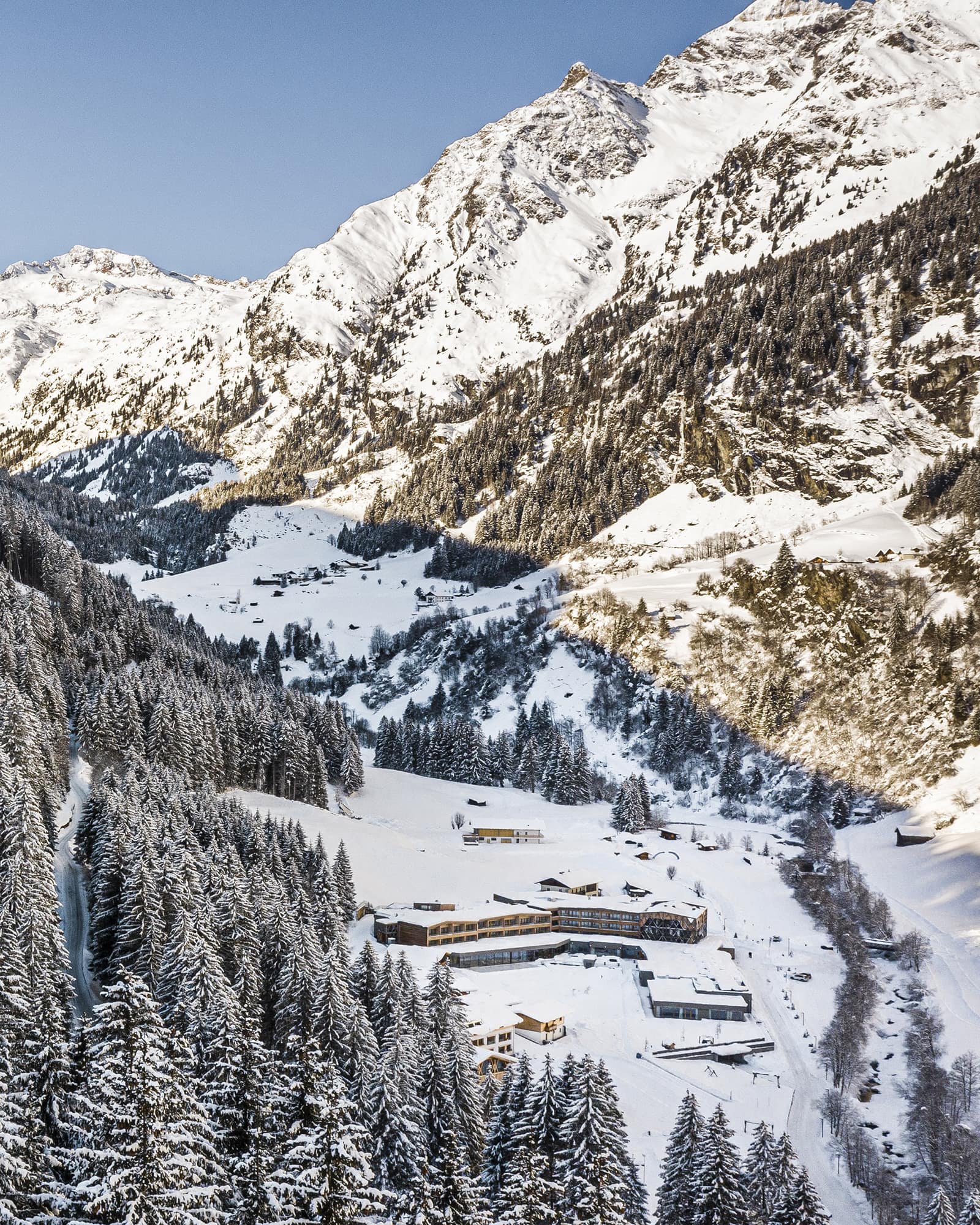 Das Familienhotel Feuerstein im Winter inmitten der Natur.