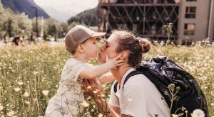 Bambino piccolo e madre in un prato fiorito