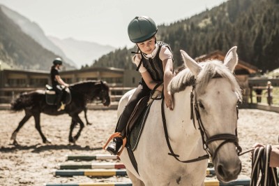 Bambino piccolo cavalca un pony