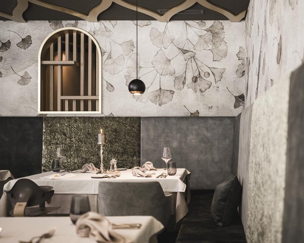 Abendessen im Speisesal des Familienhotel Feuerstein in Südtirol