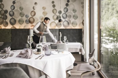 Abendessen im Speisesaal des Familienhotel Feuerstein in Südtirol