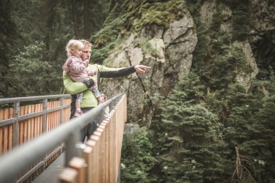 Padre e figlia sul ponte nella gola Gilfenklamm