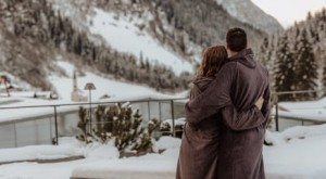 Pärchen genießt die Aussicht im Adults Only Spa des Familienhotel Feuerstein in Südtirol