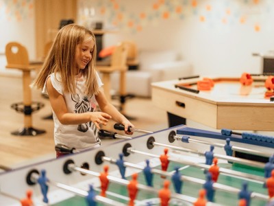 Kleines Mädchen spielt Kleinfeld-Fußball