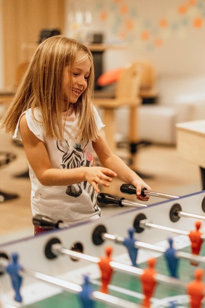 Kleines Mädchen spielt Kleinfeld-Fußball