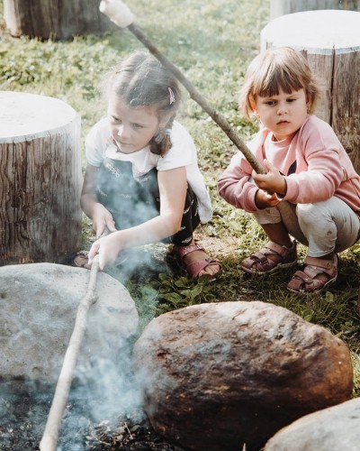 Kinder backen Stockbrot