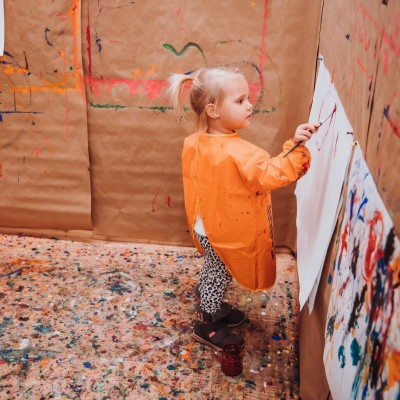 Kleines Mädchen malt im Malatelier