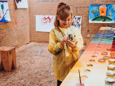 Kind malt im Malatelier