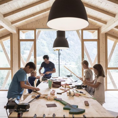 Kleine Kinder basteln mit Betreuer in der Werkstatt