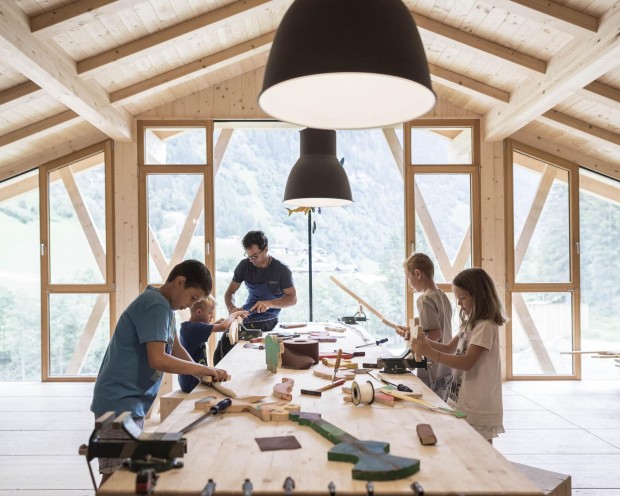 Kleine Kinder basteln mit Betreuer in der Werkstatt