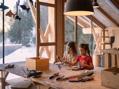 2 Mädchen basteln in der Holzwerkstatt