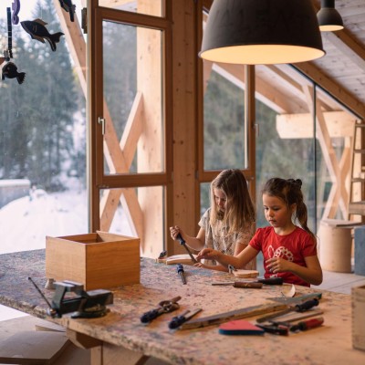 2 Mädchen basteln in der Holzwerkstatt