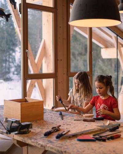2 Mädchen basteln in der Holzwerkstatt