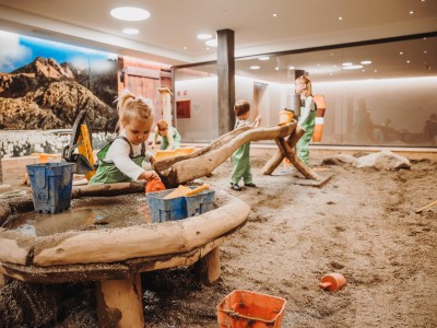 2 Mädchen spielen mit Wasser im Matschraum