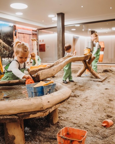 2 Mädchen spielen mit Wasser im Matschraum