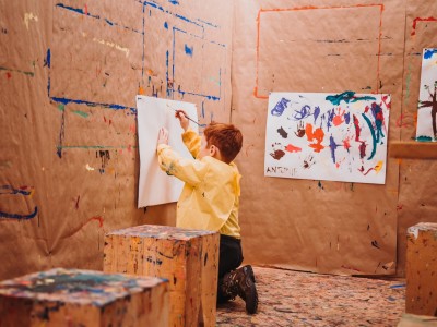 Junge malt im Malatelier