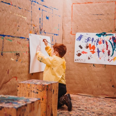 Junge malt im Malatelier