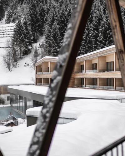Blick auf das schneebedeckte Hotel