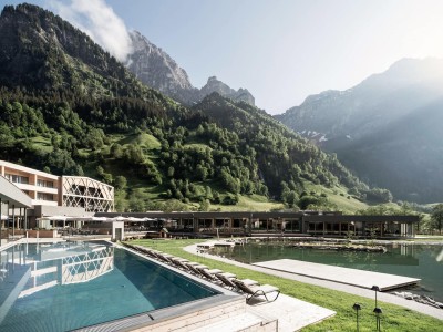 Blick auf das Hotel im Frühjahr und im Hintergrund Berge