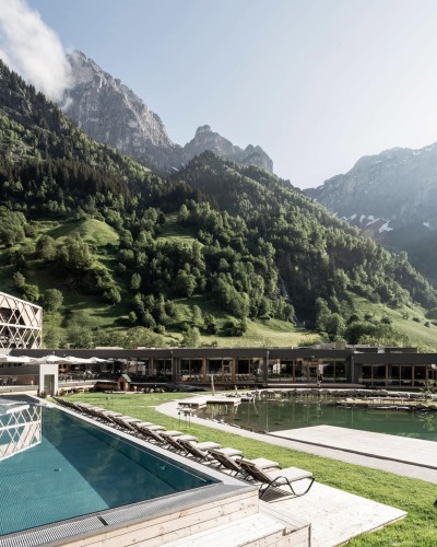 Blick auf das Hotel im Frühjahr und im Hintergrund Berge