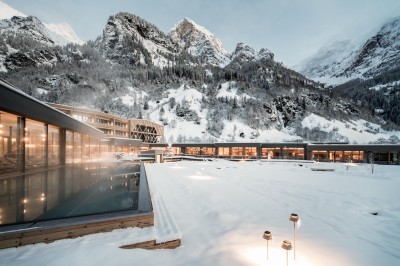 Feuerstein Pool im Außenbereich in Schnee ebdeckt