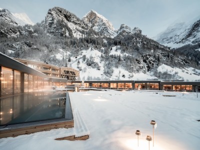 Feuerstein Pool im Außenbereich in Schnee ebdeckt