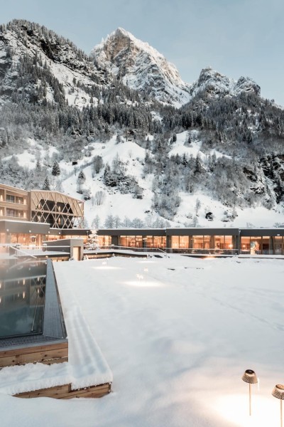 Feuerstein Pool im Außenbereich in Schnee ebdeckt