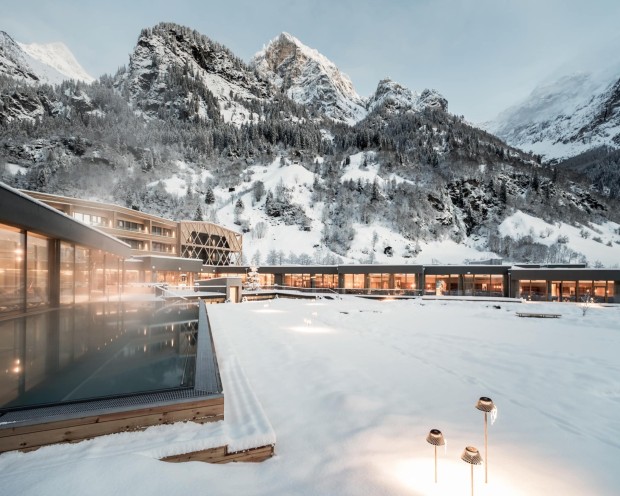 Feuerstein Pool im Außenbereich in Schnee ebdeckt