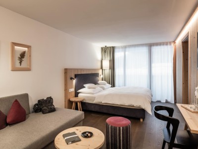 Hotelzimmer mit Doppelbett und Couch
