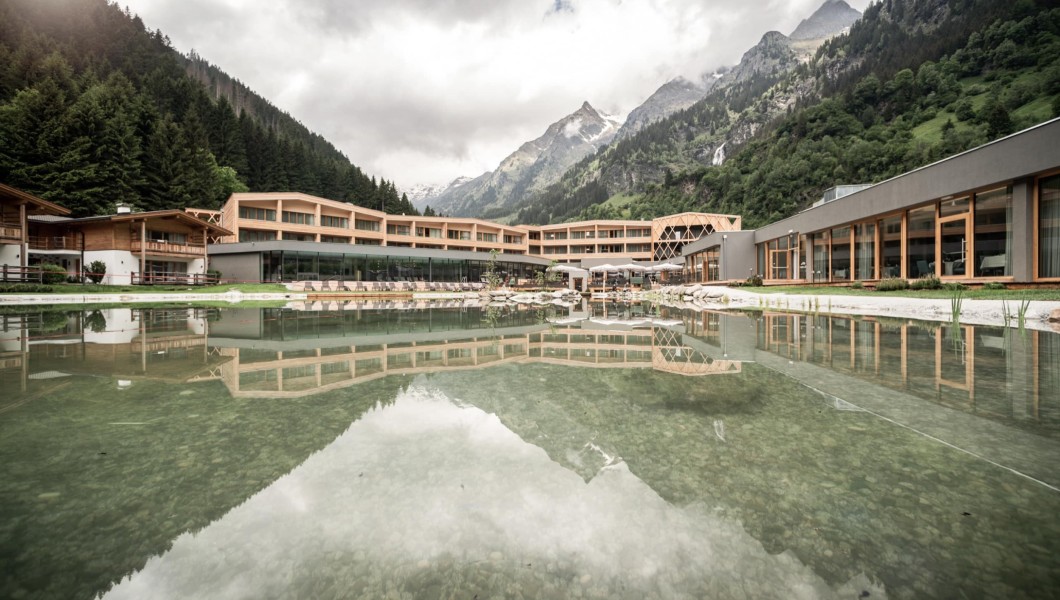 Teich mit Hotelansicht im Hintergrund