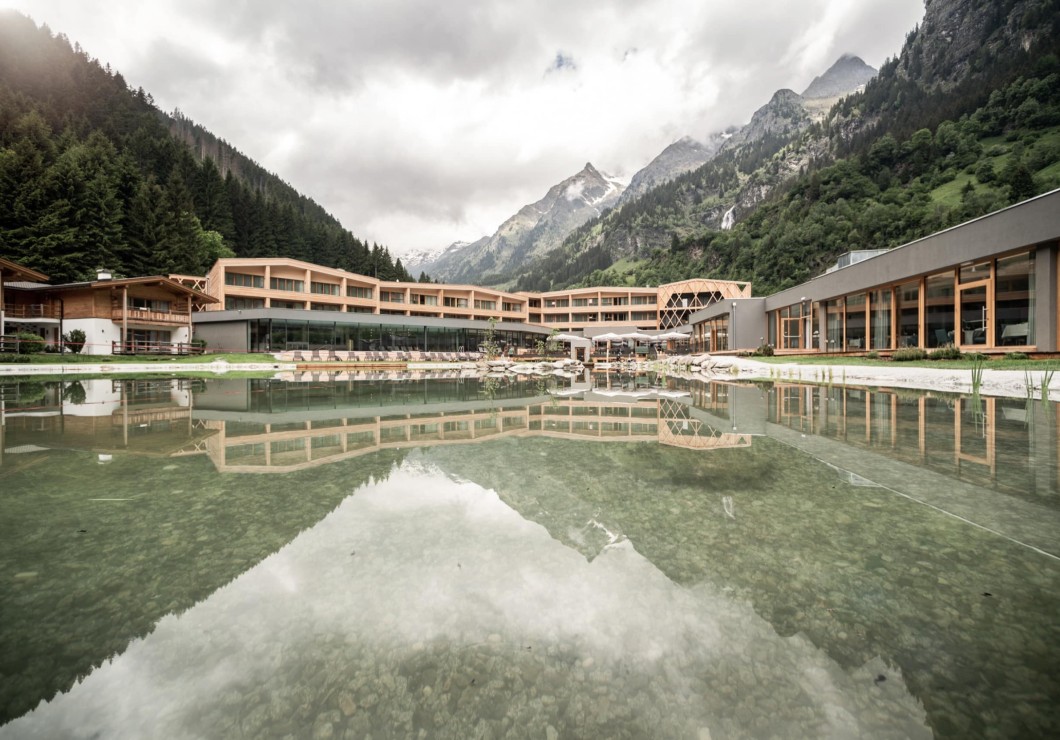 Teich mit Hotelansicht im Hintergrund