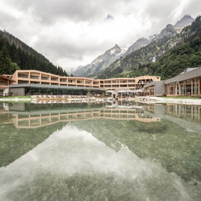 Teich mit Hotelansicht im Hintergrund
