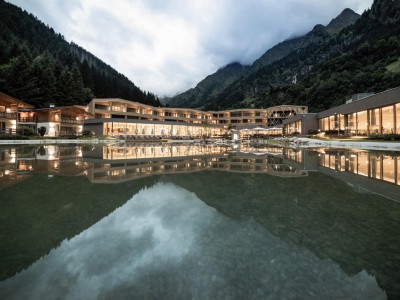 Feuerstein bei Nacht