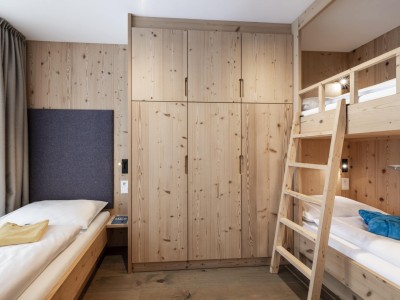 Kinderzimmer mit Stockbett, vollständig Holz-möbelliert