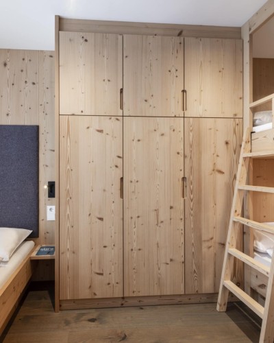 Kinderzimmer mit Stockbett, vollständig Holz-möbelliert